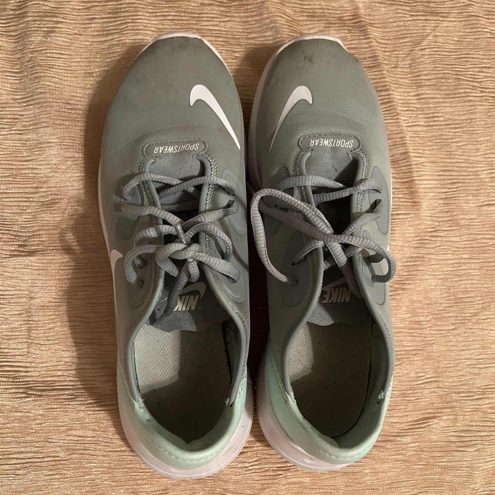 Women’s sneakers